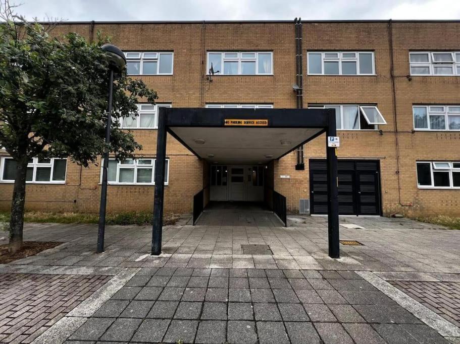 Milton Keynes Central Apartment Flat With Kitchen, Large Bed, Park View & Parking, 1 Minute Walk To Mk City Centre, Shops, Malls, Restaurants & Attractions, 8 Minutes From Hospital Eksteriør bilde