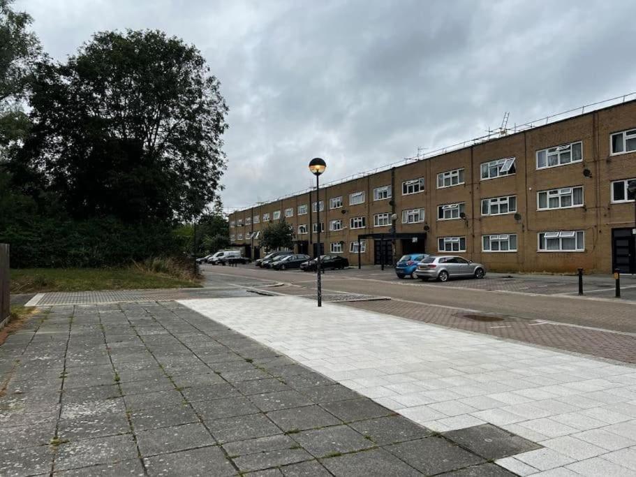 Milton Keynes Central Apartment Flat With Kitchen, Large Bed, Park View & Parking, 1 Minute Walk To Mk City Centre, Shops, Malls, Restaurants & Attractions, 8 Minutes From Hospital Eksteriør bilde