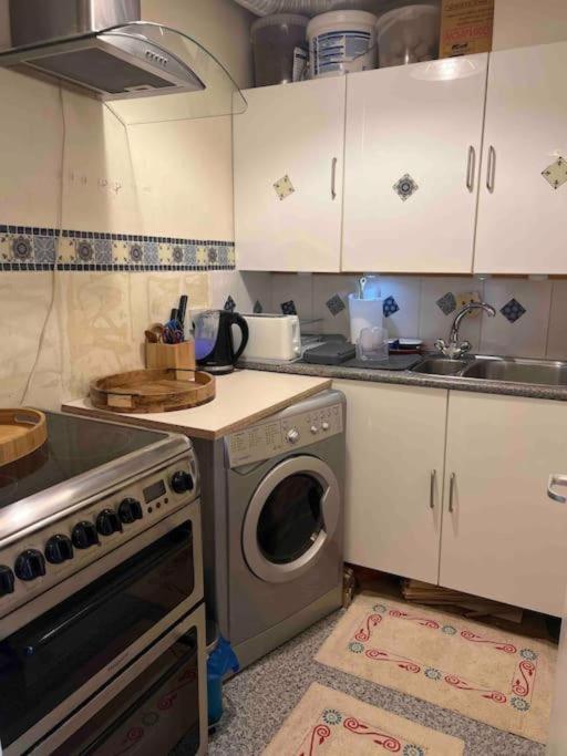 Milton Keynes Central Apartment Flat With Kitchen, Large Bed, Park View & Parking, 1 Minute Walk To Mk City Centre, Shops, Malls, Restaurants & Attractions, 8 Minutes From Hospital Eksteriør bilde