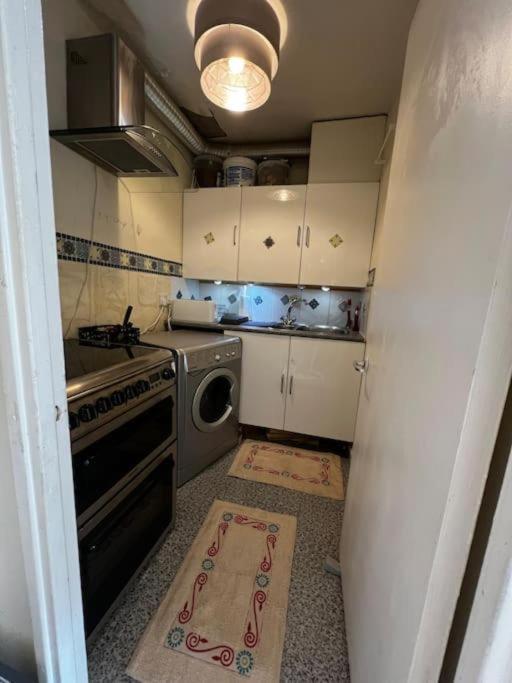 Milton Keynes Central Apartment Flat With Kitchen, Large Bed, Park View & Parking, 1 Minute Walk To Mk City Centre, Shops, Malls, Restaurants & Attractions, 8 Minutes From Hospital Eksteriør bilde