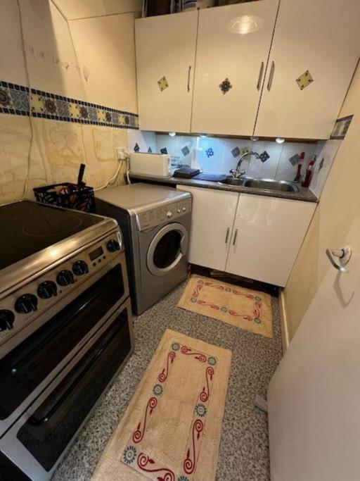 Milton Keynes Central Apartment Flat With Kitchen, Large Bed, Park View & Parking, 1 Minute Walk To Mk City Centre, Shops, Malls, Restaurants & Attractions, 8 Minutes From Hospital Eksteriør bilde